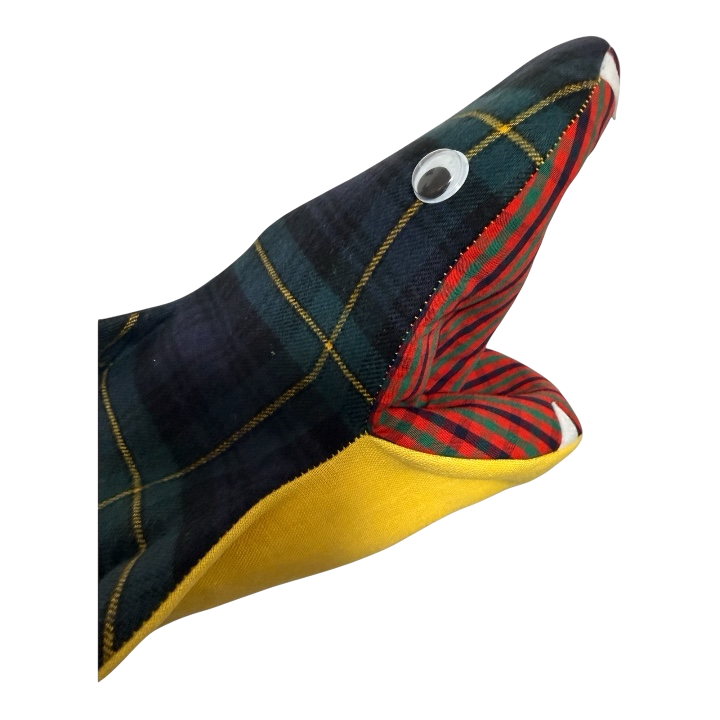 Handmade with tartan wool & a playful bite. タータンチェックと、ひと噛み分の遊び心で生まれたサメ。
