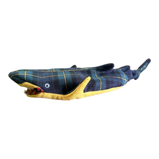 Handmade with tartan wool & a little wildness.タータンチェックと、少しの野性味で生まれたサメ。