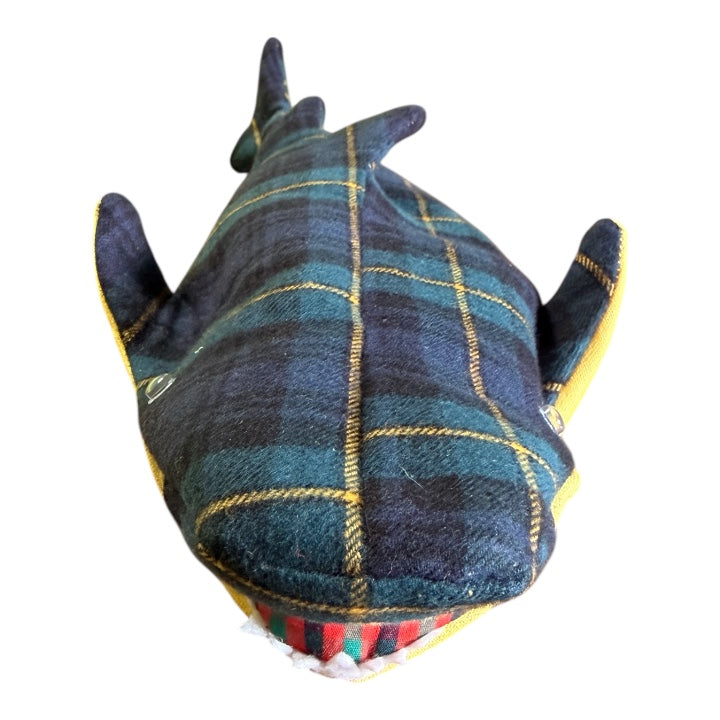 Handmade with tartan wool & a little wildness.タータンチェックと、少しの野性味で生まれたサメ。