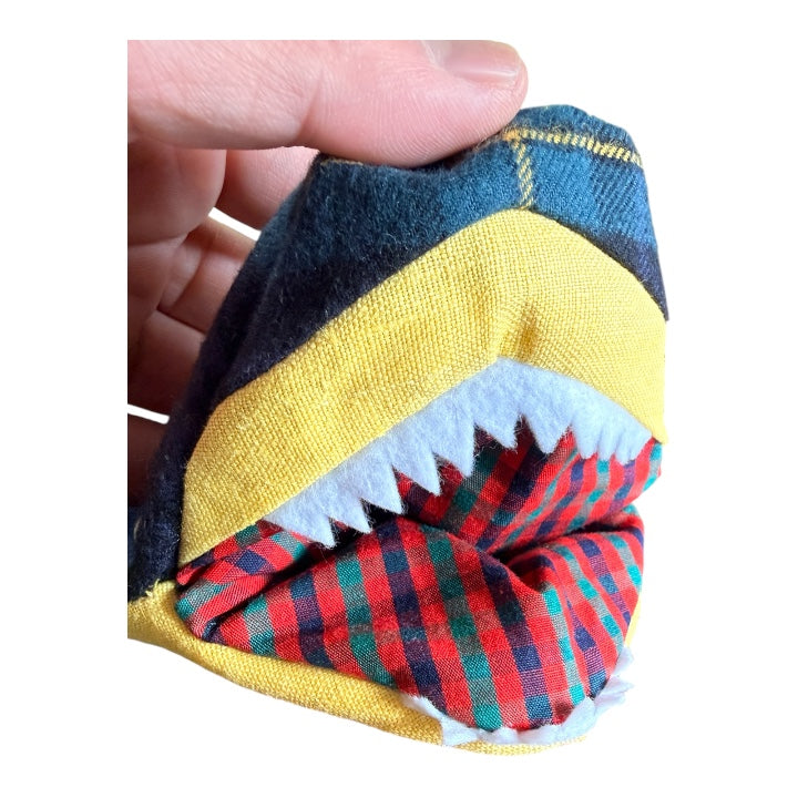 Handmade with tartan wool & a little wildness.タータンチェックと、少しの野性味で生まれたサメ。