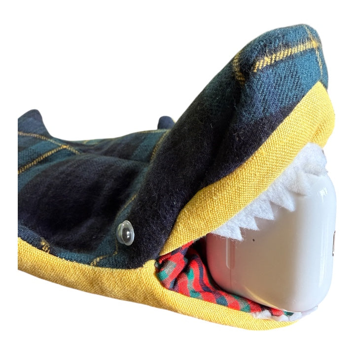 Handmade with tartan wool & a little wildness.タータンチェックと、少しの野性味で生まれたサメ。