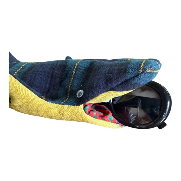 Handmade with tartan wool & a little wildness.タータンチェックと、少しの野性味で生まれたサメ。