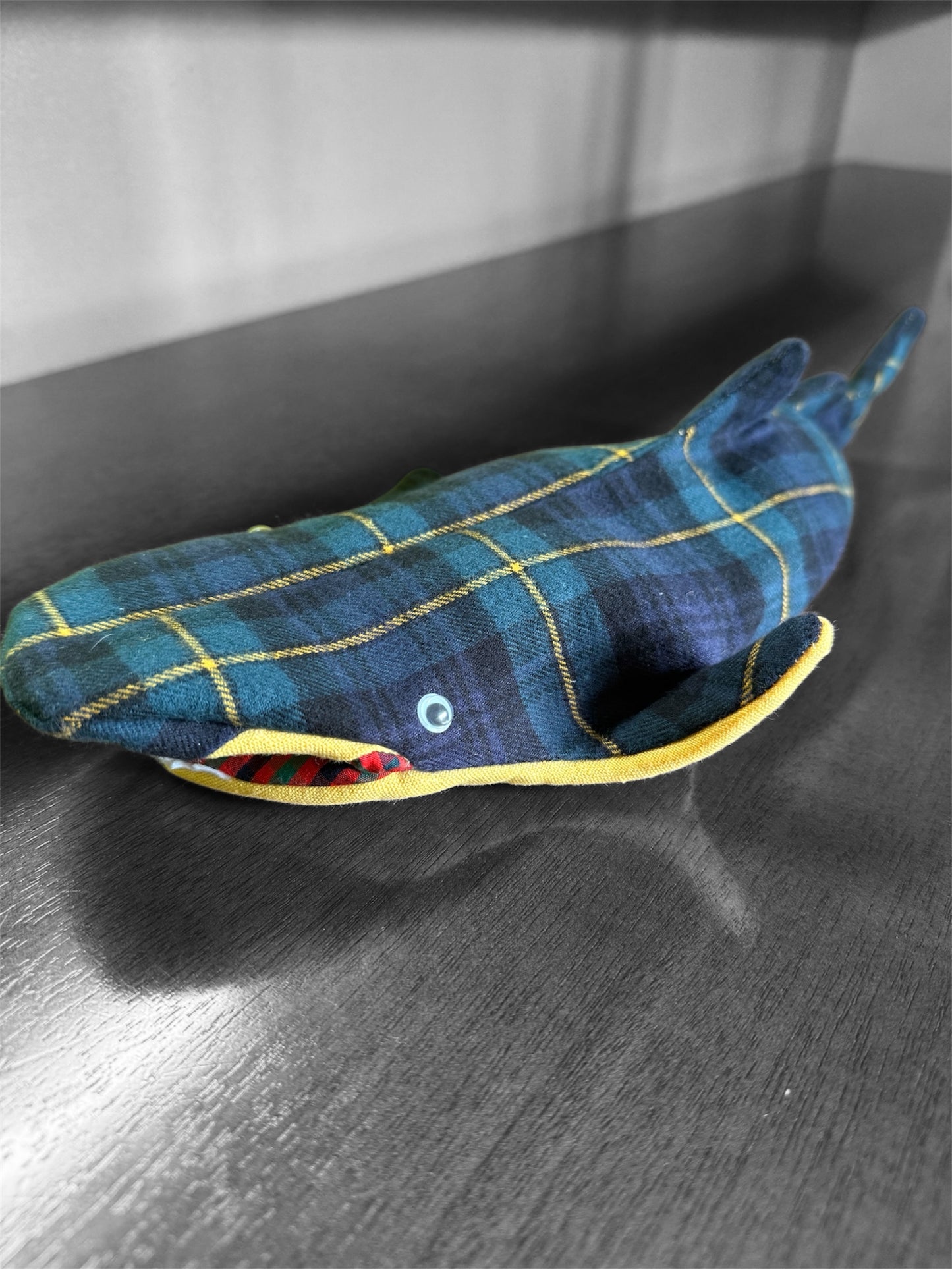 Handmade with tartan wool & a little wildness.タータンチェックと、少しの野性味で生まれたサメ。