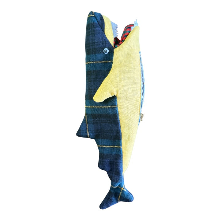 Handmade with tartan wool & a little wildness.タータンチェックと、少しの野性味で生まれたサメ。