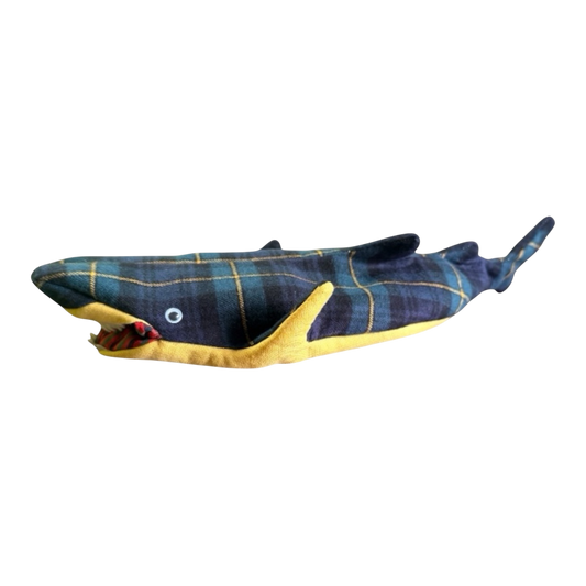 Handmade with tartan wool & a little wildness.タータンチェックと、少しの野性味で生まれたサメ。