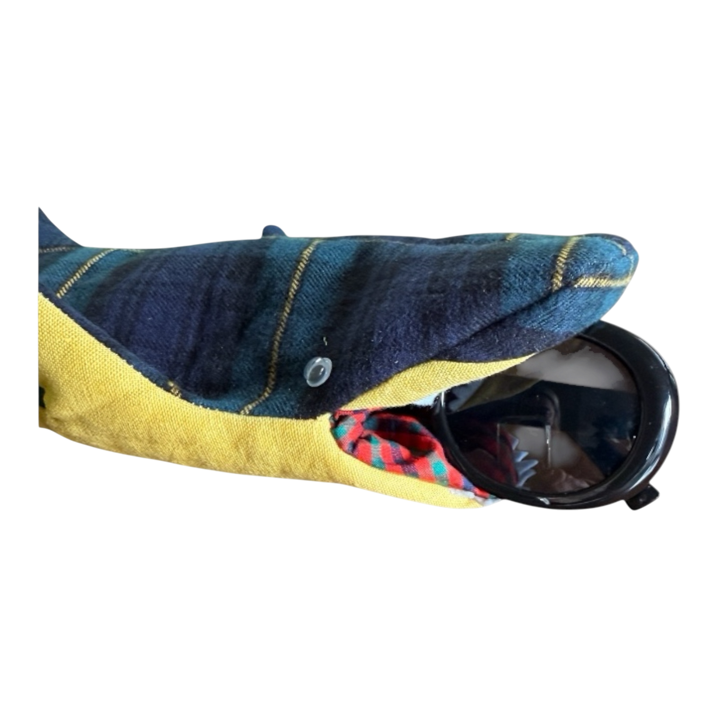 Handmade with tartan wool & a little wildness.タータンチェックと、少しの野性味で生まれたサメ。