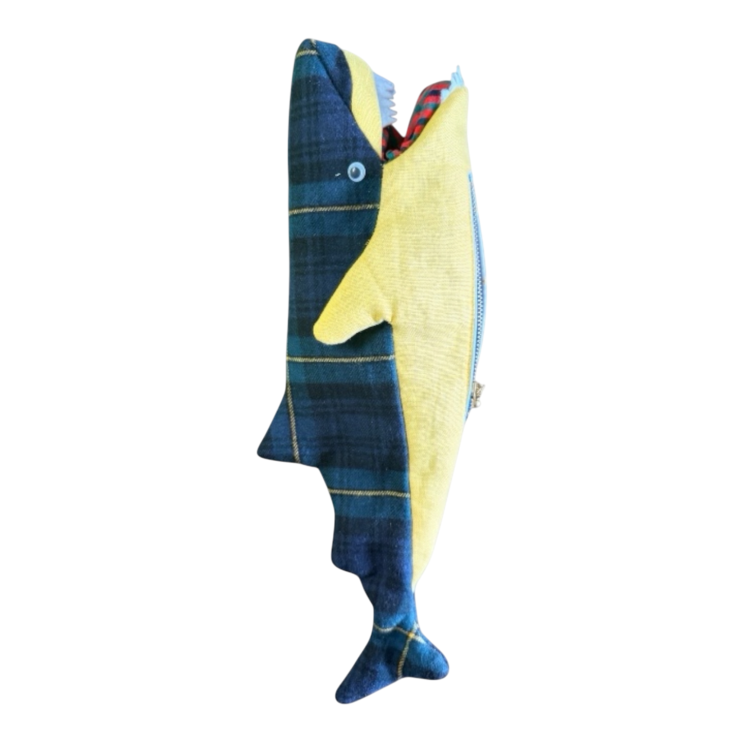Handmade with tartan wool & a little wildness.タータンチェックと、少しの野性味で生まれたサメ。