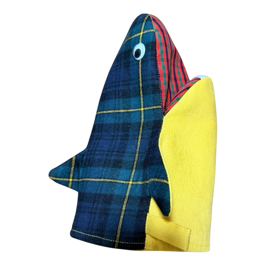 Handmade with tartan wool & a playful bite. タータンチェックと、ひと噛み分の遊び心で生まれたサメ。