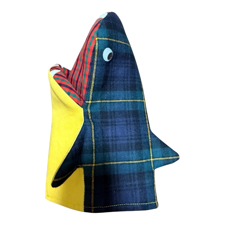 Handmade with tartan wool & a playful bite. タータンチェックと、ひと噛み分の遊び心で生まれたサメ。