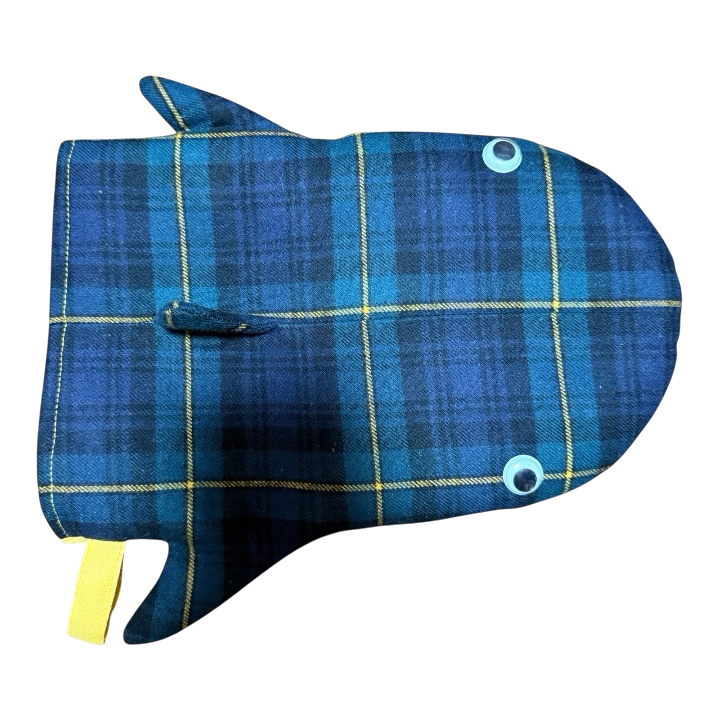 Handmade with tartan wool & a playful bite. タータンチェックと、ひと噛み分の遊び心で生まれたサメ。