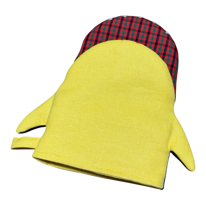 Handmade with tartan wool & a playful bite. タータンチェックと、ひと噛み分の遊び心で生まれたサメ。