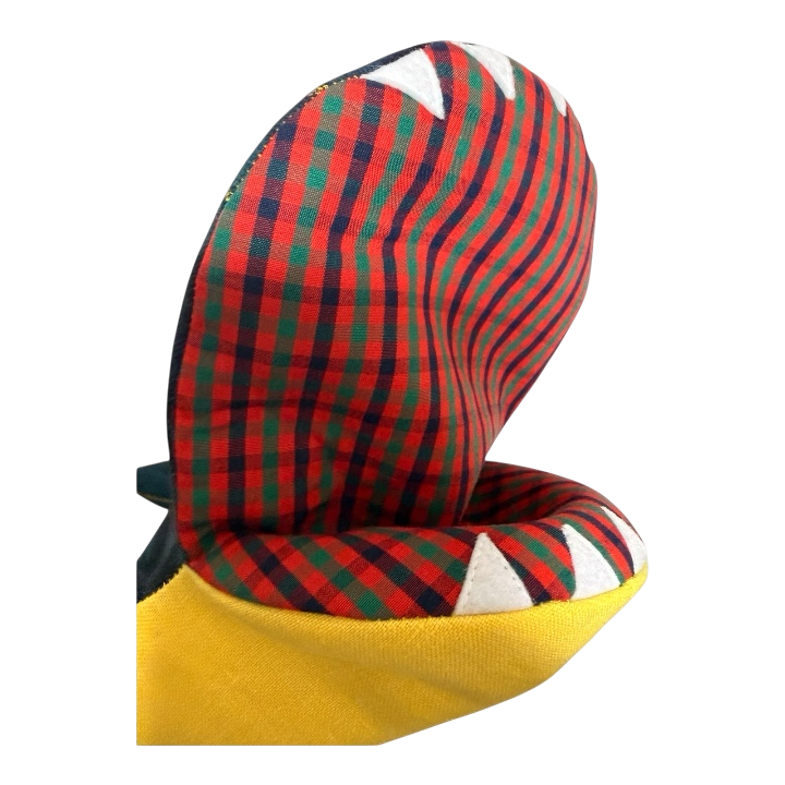Handmade with tartan wool & a playful bite. タータンチェックと、ひと噛み分の遊び心で生まれたサメ。