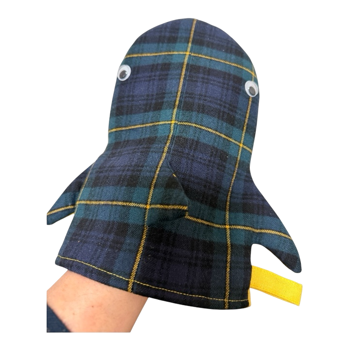 Handmade with tartan wool & a playful bite. タータンチェックと、ひと噛み分の遊び心で生まれたサメ。